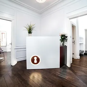 https://domus-carrozze.it-romehotels.com